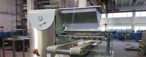 (Italiano) COLATRICE BISCOTTI USATA PER TEST: VEGA 400 con sistema taglio a filo e rotativo per medie produzioni. Contattaci per maggiori informazioni!